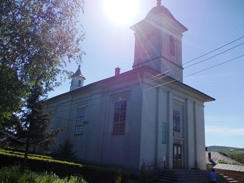 Biserica - vedere exterioară